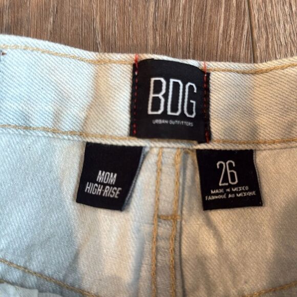 URBAN OUTFITTERS BDG SUPER LIGHT WASH DENIM HIGH RISE MOM SHORTS SIZE 26 - Picture 5 of 6